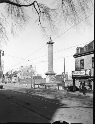 La colonne Nelson (au nord de la place Jacques-Cartier): on y voit la rue Notre-Dame, le Château Ramezay et le commerce United Cigar Stores