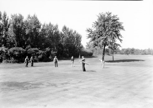 Des golfeurs disputant une partie sur le terrain de golf municipal (rue Viau, entre le boul. Rosemont et la rue Sherbrooke) dans les années 1930