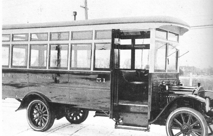 Autobus servant pour le transport en commun à Montréal