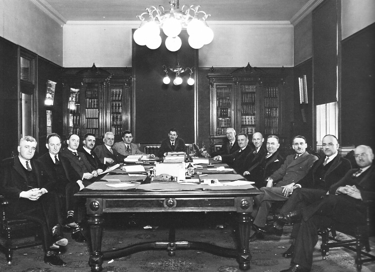 Maurice Duplessis (au centre) et son premier cabinet des ministres