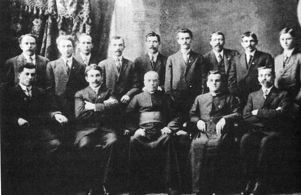 Mgr Eugène Lapointe (au centre), pionnier du syndicalisme catholique, avec le conseil général de la Fédération ouvrière mutuelle du Nord
