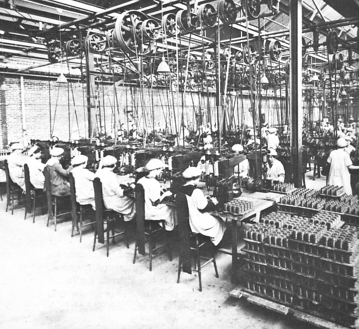 Femmes à l'oeuvre dans une usine de munitions