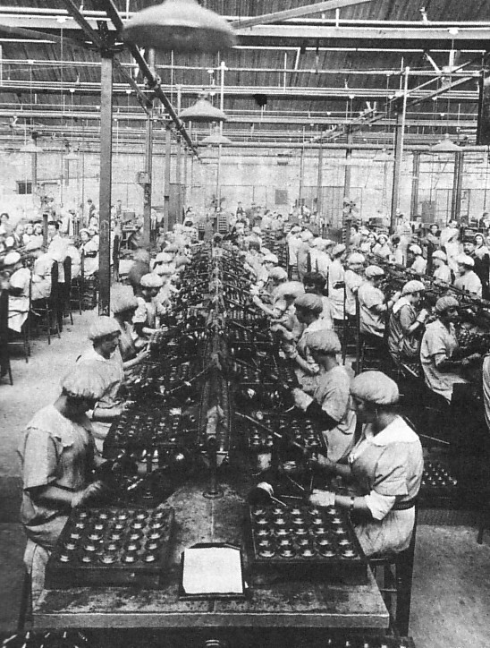 Femmes travaillant dans une usine de munitions