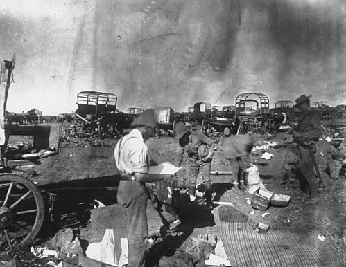 Soldats canadiens fouillant un camp ennemi durant la guerre des Boers
