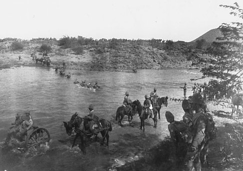 Régiment canadien traversant une rivière en Afrique du Sud durant la guerre des Boers