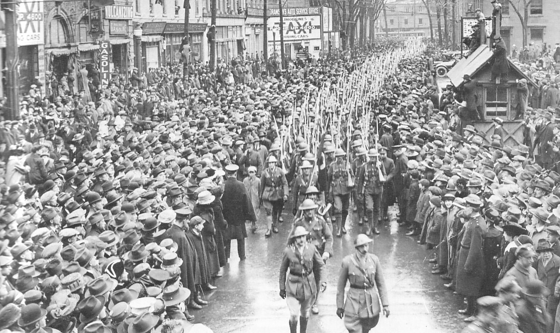 Défilé du Royal Montreal Regiment le jour de l'armistice