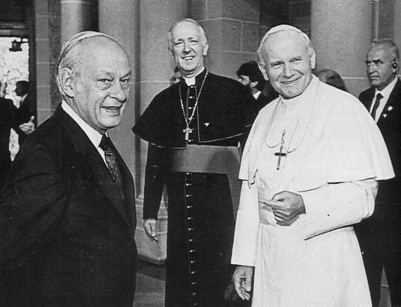 Visite du pape Jean-Paul II au Québec (de gauche à droite: le premier ministre René Lévesque, Mgr Louis-Albert Vachon et le pape Jean-Paul II)
