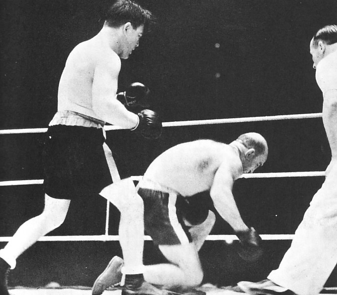 Le boxeur Lou Brouillard en action (à gauche)