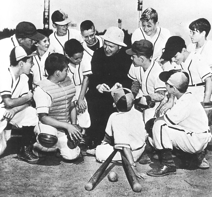 Le père de la Sablonnière entouré de jeunes joueurs de baseball