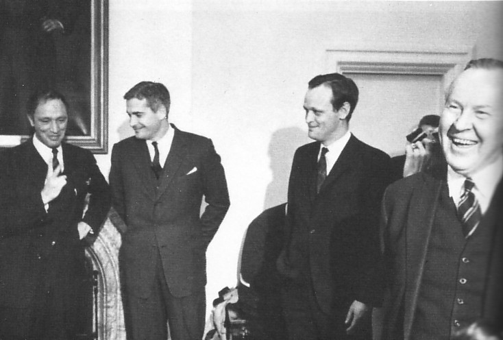 Le premier ministre Pearson et ses ministres: (de gauche à droite) Pierre Elliott Trudeau, John Turner et Jean Chrétien