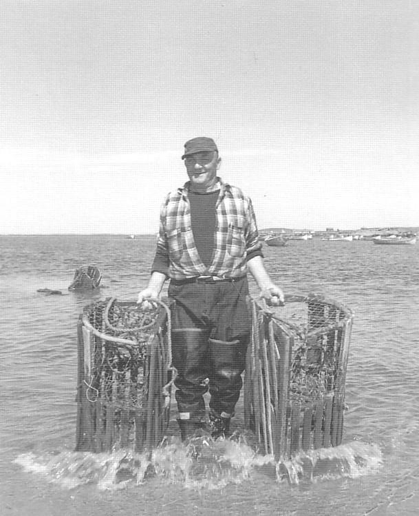 Pêcheur de Gaspésie avec ses casiers à homards