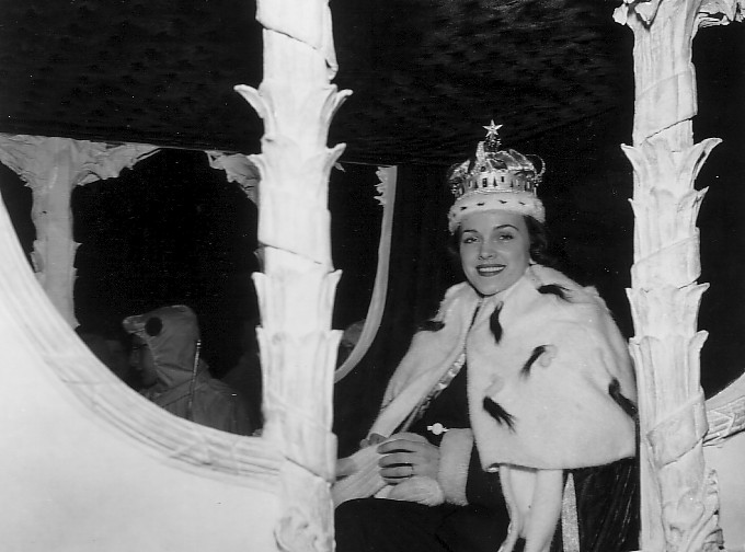 La reine du Carnaval, Brigitte Desrochers, dans son carrosse lors de la parade du Mardi gras