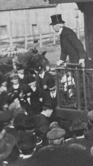 Le premier ministre Wilfrid Laurier s'adressant à une foule