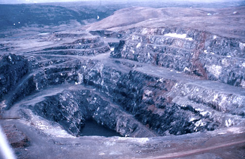 Une vue aérienne du cratère de la mine d'amiante à proximité de la ville d'Asbestos