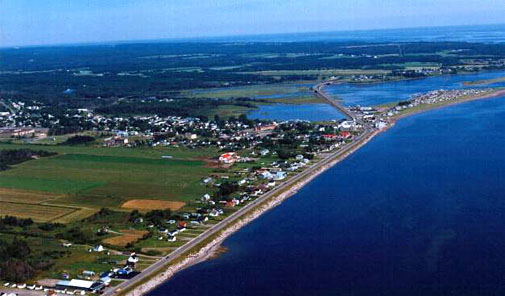 Vue aérienne du littoral de Bonaventure de même que d'une partie de la ville et de la rivière du même nom dans la région de Gaspésie-Îles de la Madeleine, 2001