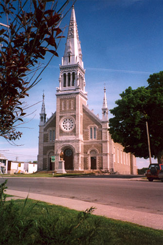 L'église située au coeur du village de St-Lin dans les Laurentides