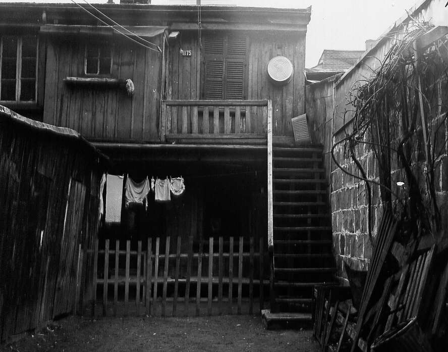Cour arrière d'un logement de Montréal lors d'un reportage sur le placement familial rue St-Urbain en1947