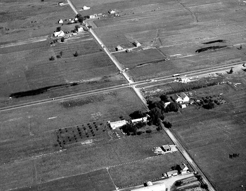 Photographie aérienne de la route 9 (autoroute 20) et des fermes avoisinantes entre Drummondville et Beloeil en 1961 (1)