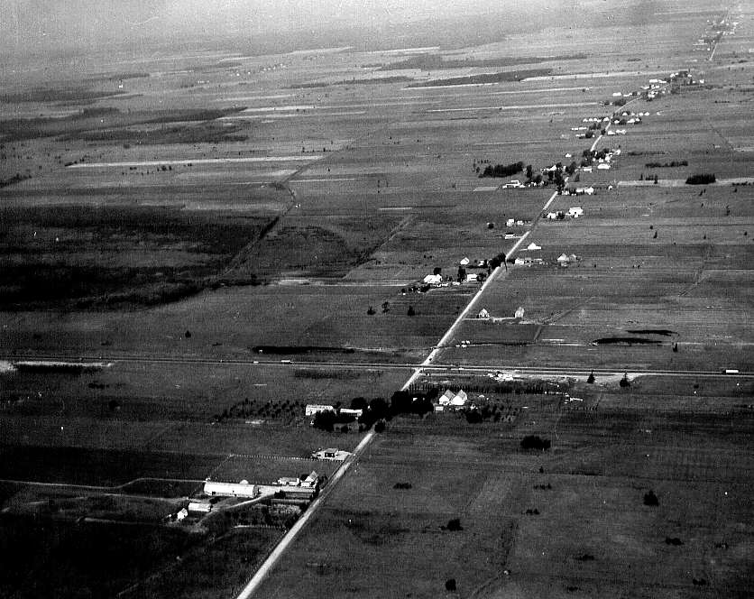 Photographie aérienne de la route 9 (autoroute 20) et des fermes avoisinantes entre Drummondville et Beloeil en 1961 (2)