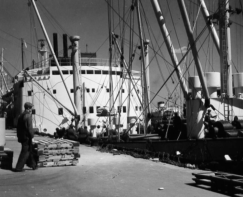 Bateau accosté au port de Montréal en 1962