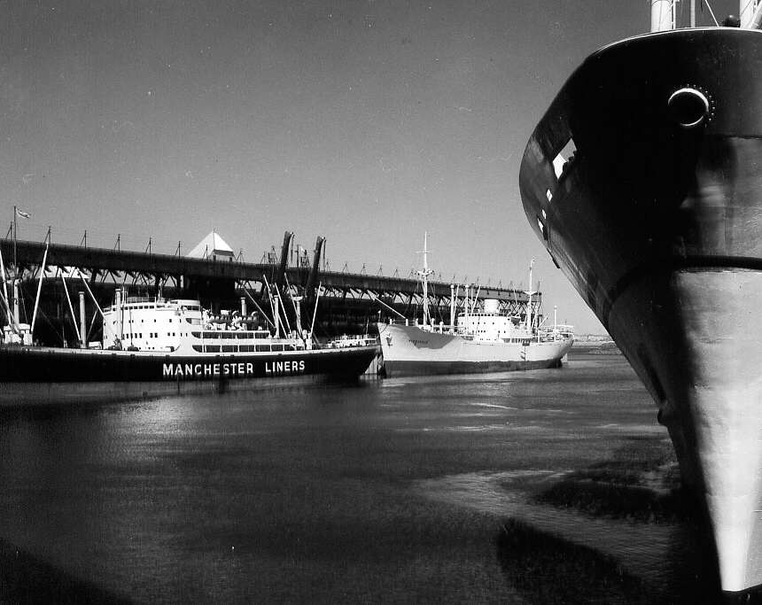 Plusieurs bateaux accostés au port de Montréal en 1962