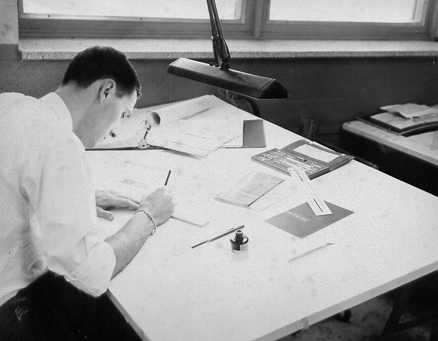 Étudiant travaillant sur une table à dessin de l'Institut des arts graphiques de Montréal