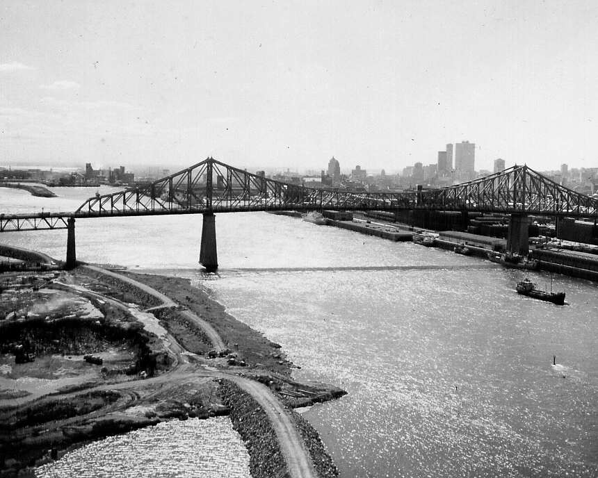 Pont Jacques-Cartier et, en avant-plan,  le début de l'aménagement de l'île Ste-Hélène, site de Terre des Hommes à Montréal en 1963