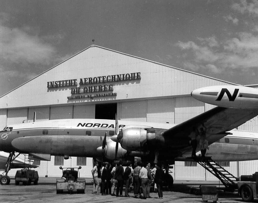 En 1966, l'Institut aérotechnique de Dorval et, en avant-plan, un avion 