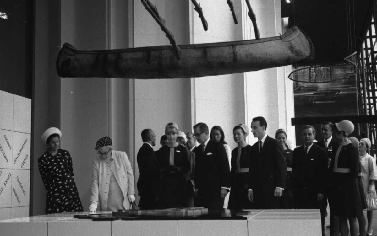 La reine d'Angleterre Elisabeth II et le prince Philipp en compagnie du premier ministre du Québec, Daniel Johnson, lors de l'Exposition universelle de Montréal