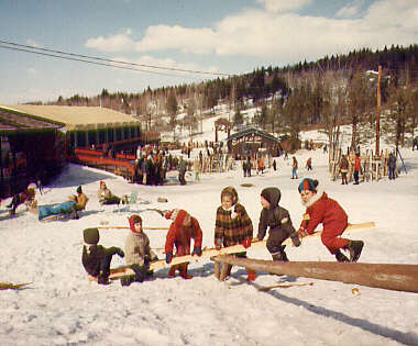 Enfants s'amusant sur une balançoire après une journée de ski à Bromont