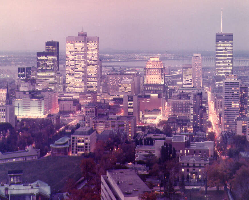 Vue de la ville de Montréal à la tombée de la nuit en 1971