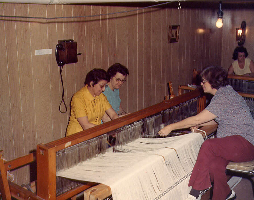 Femmes travaillant au métier à tisser, 1973