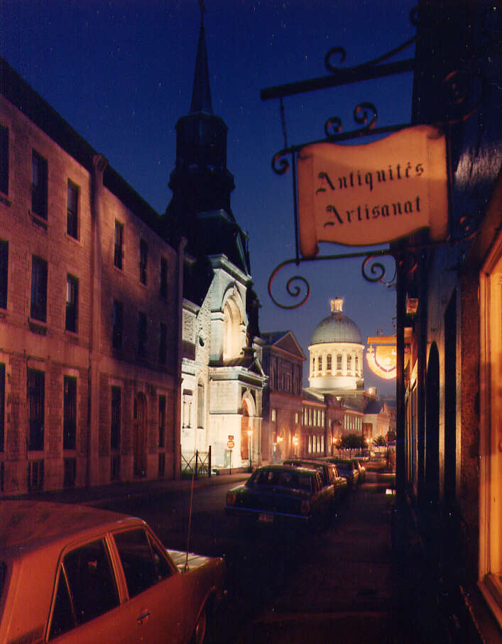 Édifices illuminés la nuit dans les rues du Vieux-Montréal, 1974