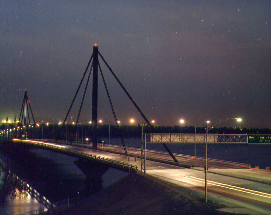 Photographie nocturne du pont Papineau-Leblanc reliant Laval à Montréal