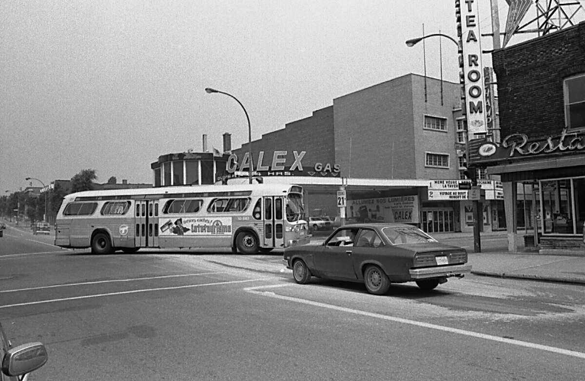 Autobus de la Communauté urbaine de Montréal (CUM) tournant sur la rue Ste-Catherine, coin Papineau