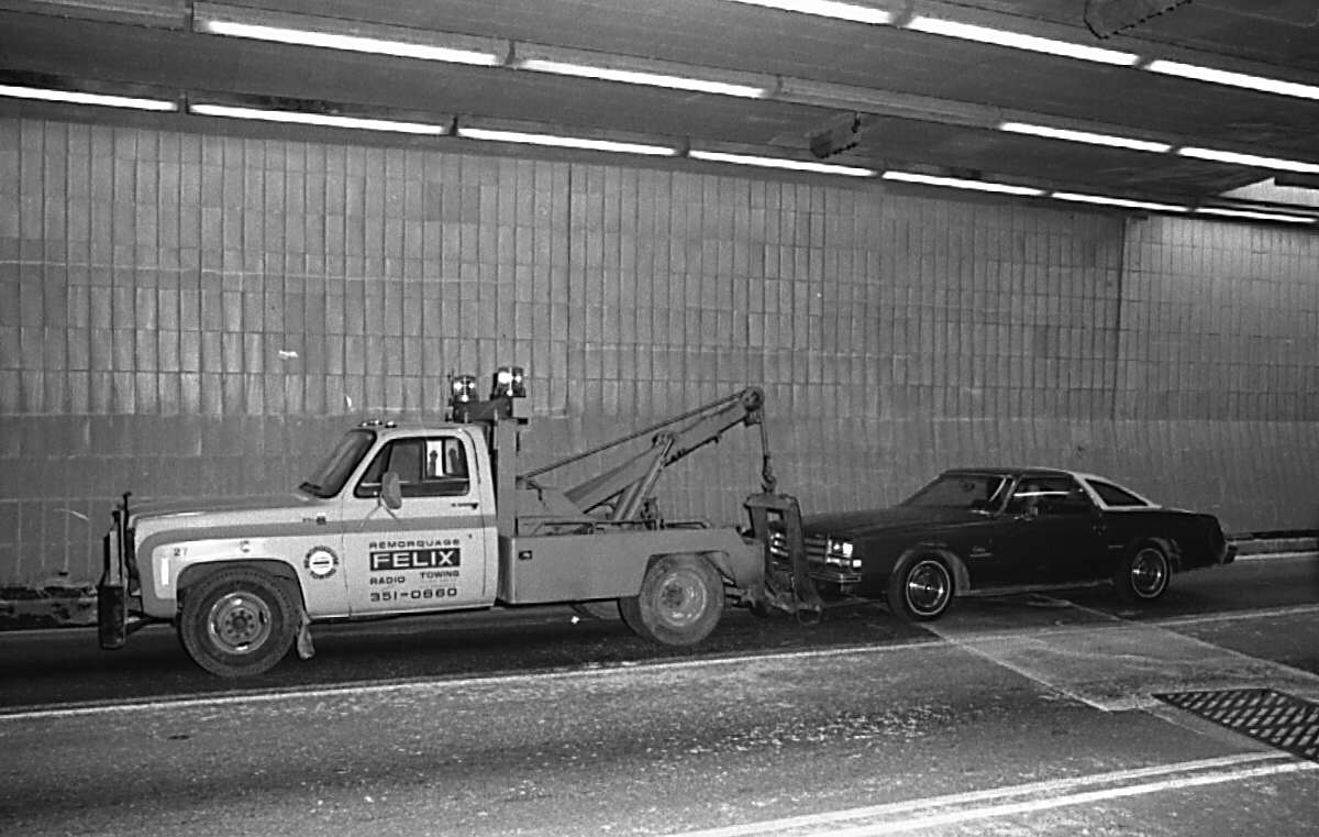 Remorquage d'une voiture dans le tunnel Louis-Hippolyte-Lafontaine 