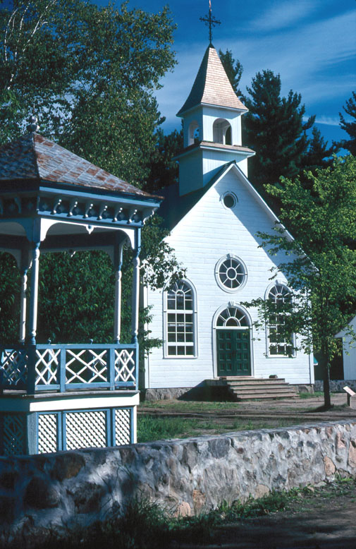 Réplique de la première église catholique érigée en 1822, construite par le Village québécois d'antan
