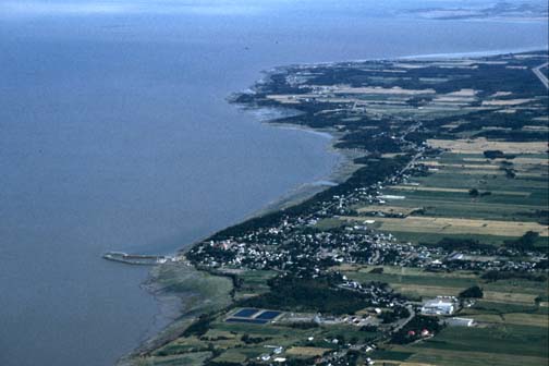 Vue aérienne de St-Jean-Port-Joli en bordure du Fleuve St-Laurent dans la région de Chaudière-Appalaches, 2001