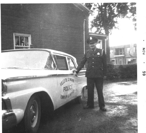 Un policier et son auto dans la ville de LeMoyne