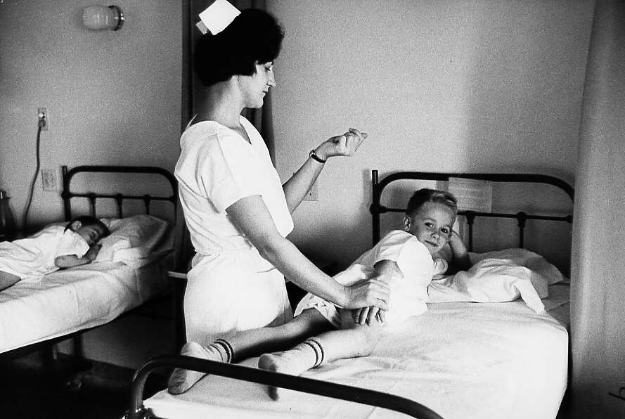 Infirmière donnant des soins aux enfants en attente d'une opération