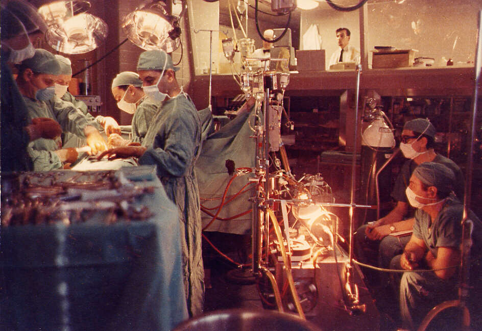 Médecins dans dans la salle d'opérations