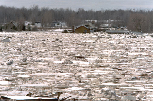 Débâcle de la rivière Saint-François qui inonda plusieurs maisons à Drummondville
