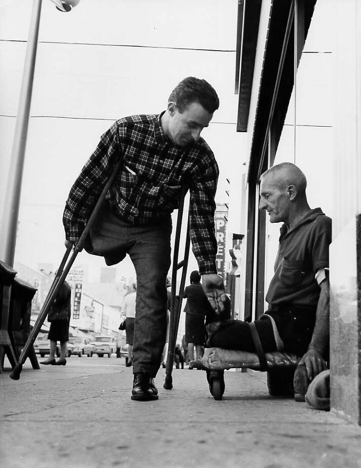 Un homme handicapé faisant la quête sur la rue