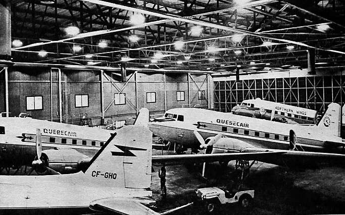 Des avions de la compagnie Québecair dans un hangar